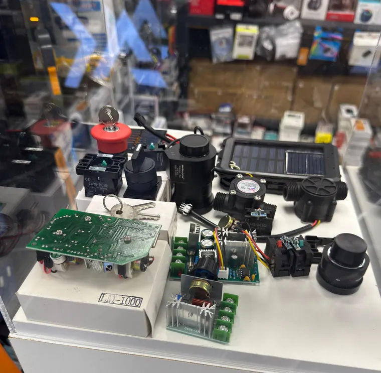 Platinen und elektronische Bauteile