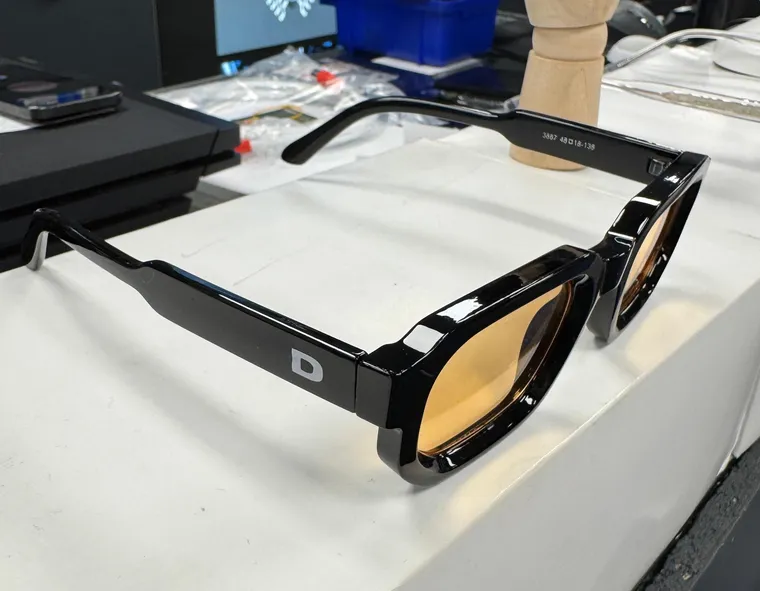 Sonnenbrille mit getönten Gläsern